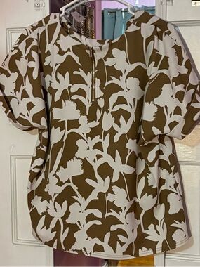 MELLODAY Olive and White Floral Short Sleeve Tee